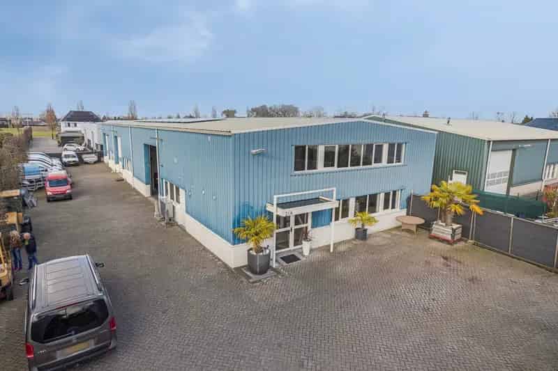 Vrijstaande Villa met Bedrijfsruimte en 2 Appartementen te Koop
