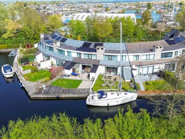 Tussenwoning te koop aan het water Lemmer