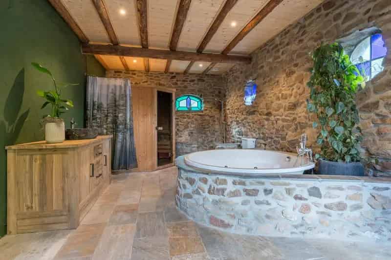 Woonboerderij Dongen: Rietgedekt, Zwembad, B&B, Energiezuinig