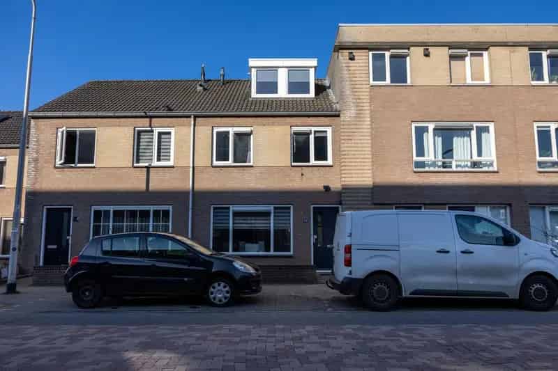 Ruime 4 Slaapkamers Familiewoning Nabij Centrum