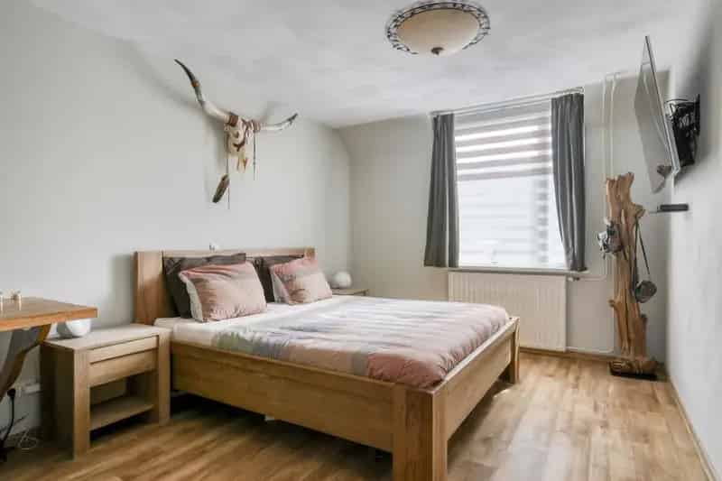 Moderne Uitgebouwde Tussenwoning met Carport en 3 slaapkamers