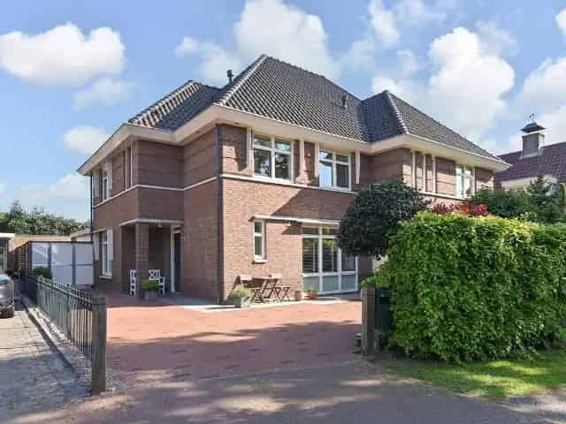 Jaren 30 woning te koop: Ruime 2-onder-1-kapwoning met garage en tuin