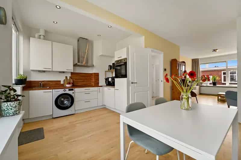 Appartement te koop: Lichtrijke bovenwoning in Bezuidenhout