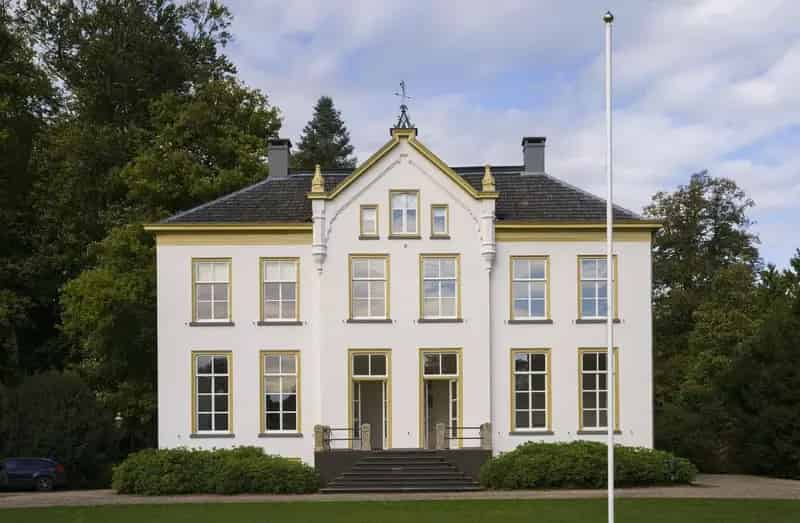 Huize Baank met Koetshuis te Koop Warnsveld