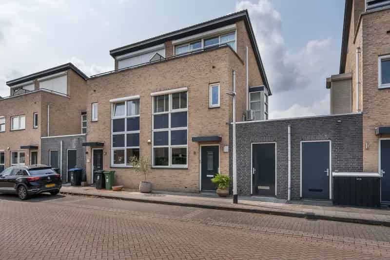 Huis te koop Hedel: Ruime 2-onder-1-kapwoning met riante tuin