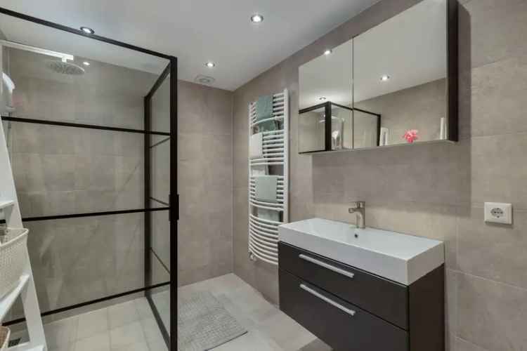 Ruime hoekwoning 5 slaapkamers Lemstervaart