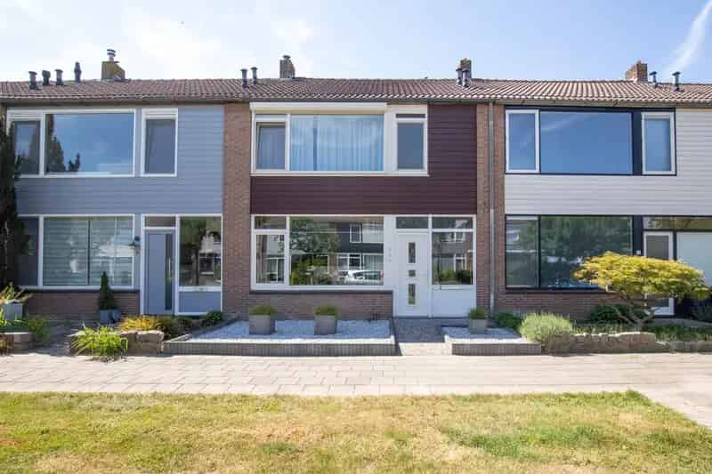 Huis te koop Woudenberg: Moderne Tussenwoning met Garage en 4 Slaapkamers
