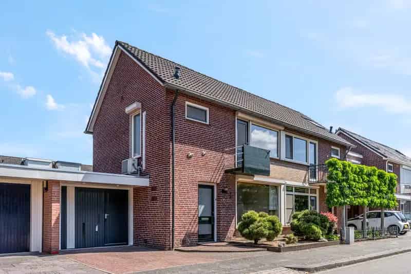 Huis Te Koop , 9, Johan van Kleefstraat, Molenhoek, Limburg