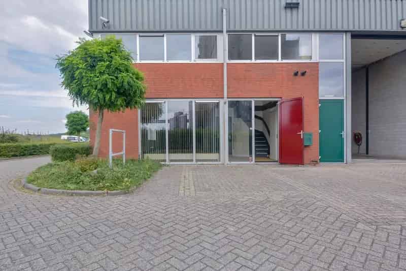 Bedrijfshal te Huur Oosterhout 425m² Kantoor Showroom