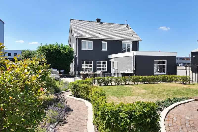 Vrijstaande woning met loodsen en feestgelegenheid