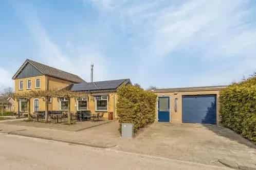 Woonhuis met Bedrijfspand en Garage te Koop