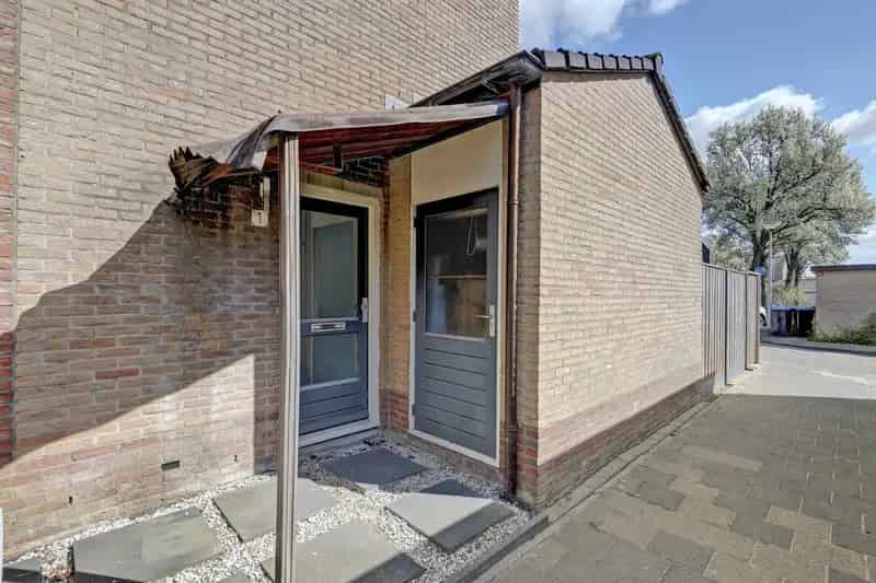 Huis te koop Spijkenisse: Ruime 3 slaapkamer woning met tuin