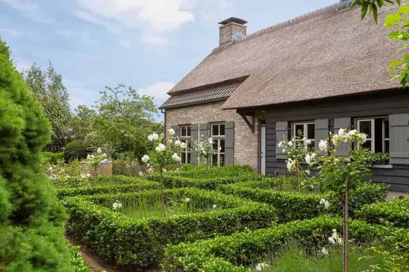 Authentieke woonboerderij Hoeven met unieke tuin