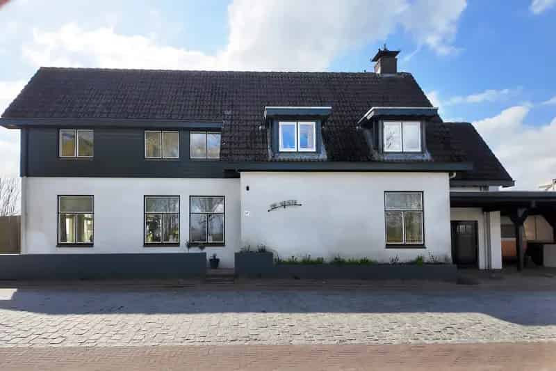 Zeer ruime woning met 5 slaapkamers en grote tuin te Zevenbergen