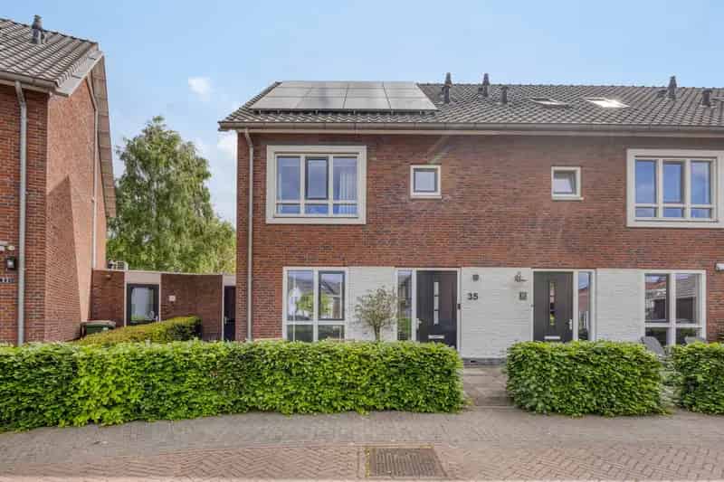 Huis te koop Barneveld: Moderne Hoekwoning met Garage en 24 Zonnepanelen