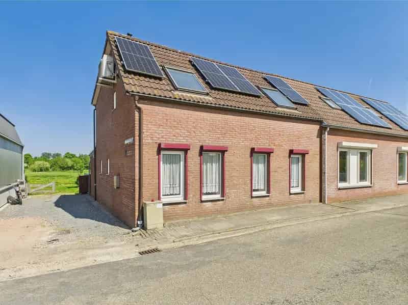 Half vrijstaande woning met schitterend vrij zicht in Hoek