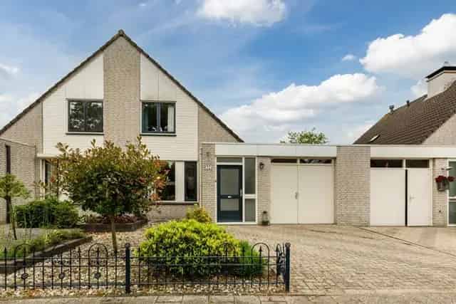 Te Huur: 2-onder-1-kapwoning Uden 133m2 4 kamers