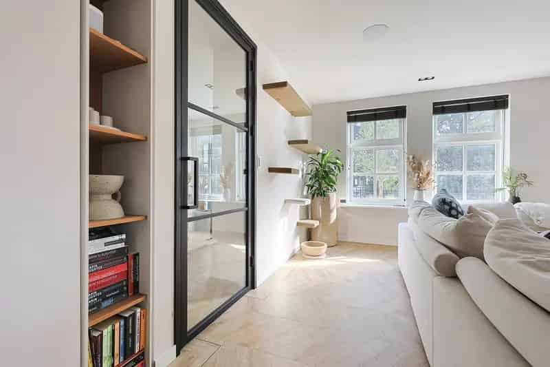 Huis te koop Assendelft: Ruime 8-kamer woning met tuin en parkeren