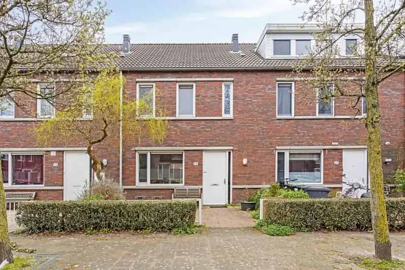 Amsterdam Zuidoost: Ruime Eengezinswoning 133m2 3 Slaapkamers Tuin