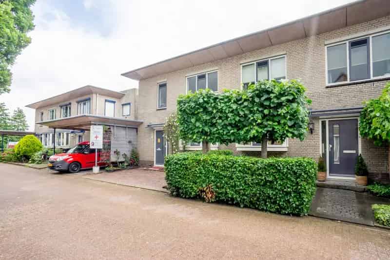 Huis te koop Zaandijk: Ruime woning met praktijkruimte en 4 slaapkamers