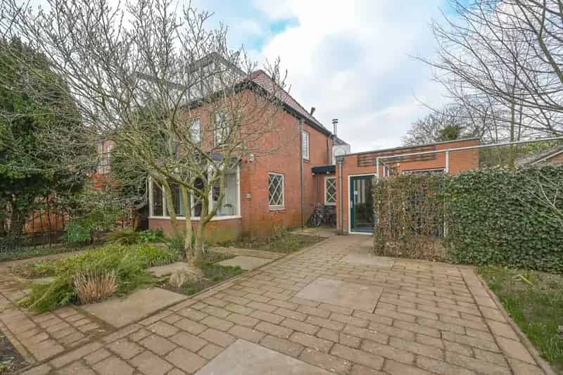 Huis te koop Velserbeek: Ruime villa met gastenverblijf