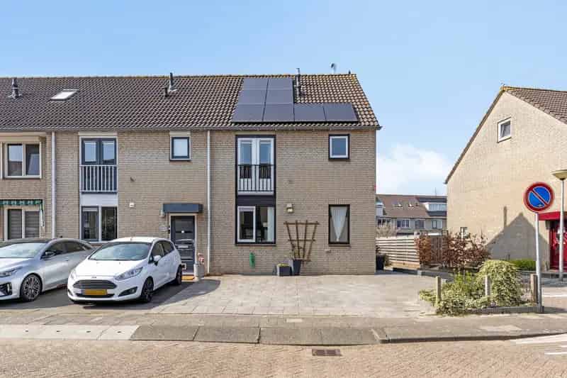 Ruime 5 Kamer Eengezinswoning Spijkenisse 2 Parkeerplaatsen Zonnepanelen