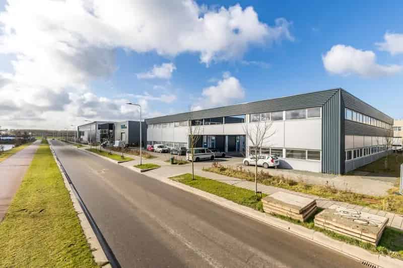Bedrijfshal Hellevoetsluis 62m2 bedrijfsruimte 62m2 kantoor