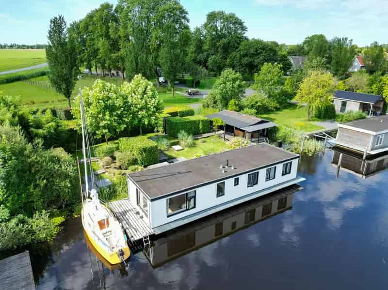 Woonark aan het water Akkrum - Unieke locatie met veel privacy
