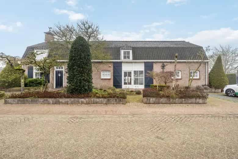 729m2 Kantoorruimte te Koop Geffen