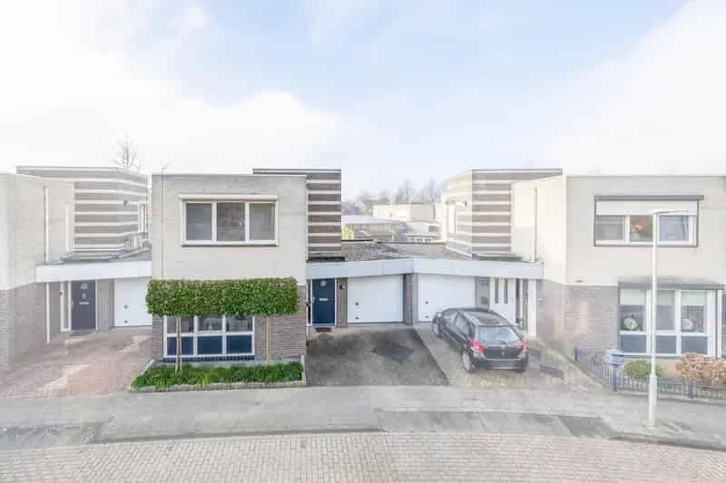 Ruime Tussenwoning met Grote Tuin en Garage in Reuver