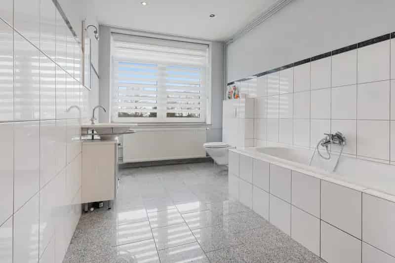 Winkelruimte met bovenwoning te koop in Kerkrade