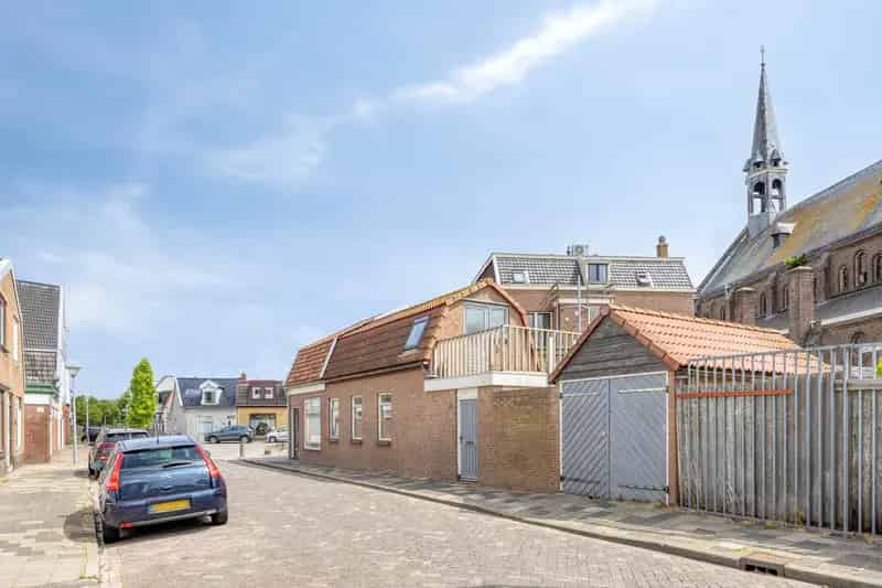 Knusse Hoekwoning met 2 Slaapkamers en Grote Schuur - Ideaal voor Starters