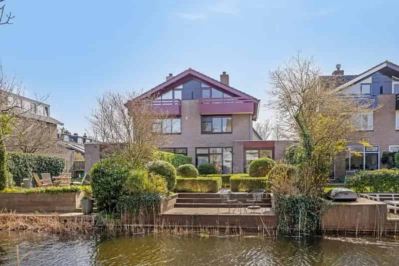 Huis te koop Leiden: Ruime Tweekapper met Tuin aan het Water