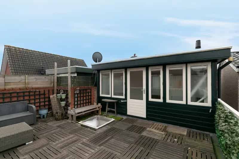 Huis te koop Raamsdonksveer: Knusse 2-onder-1-kap woning