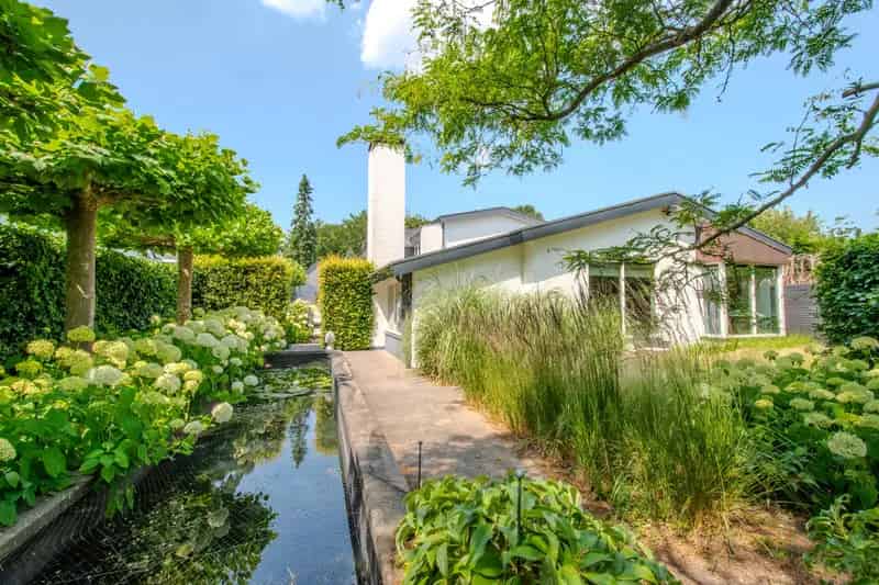 Luxe Villa nabij Bergen: Rust, Ruimte en Elegantie