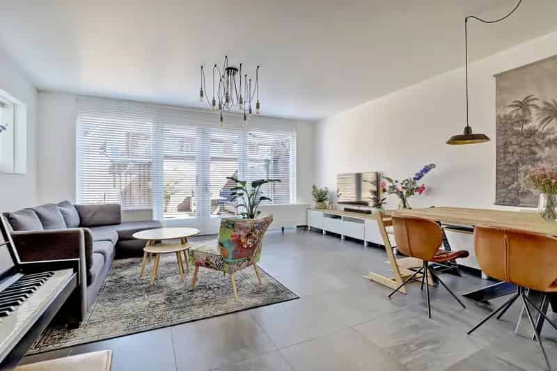 Ruime 5-kamer Hoekwoning te Hoogvliet