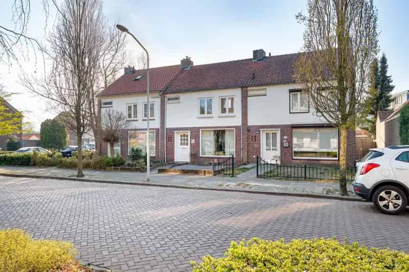 Tussenwoning 3 slaapkamers berging carport 11 zonnepanelen