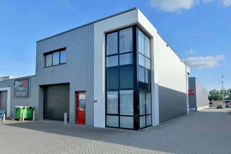 Bedrijfshal Deventer te koop: Moderne unit met kantoorruimte