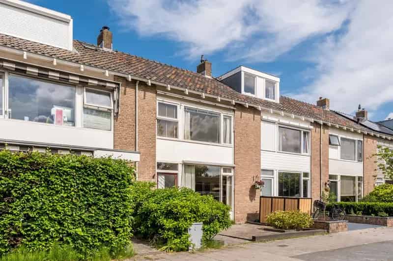Huis te koop Voorschoten: 4 slaapkamers, diepe tuin, modernisering gewenst