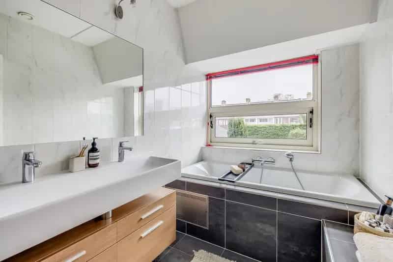 Huis te koop Hessenweg De Bilt: Ruime woning met diepe tuin en royale kelder
