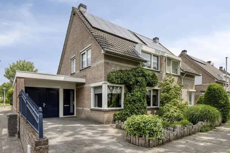 Te Koop: Ruime Tweekapper Mierlo Hout 4 slaapkamers Garage Oprit