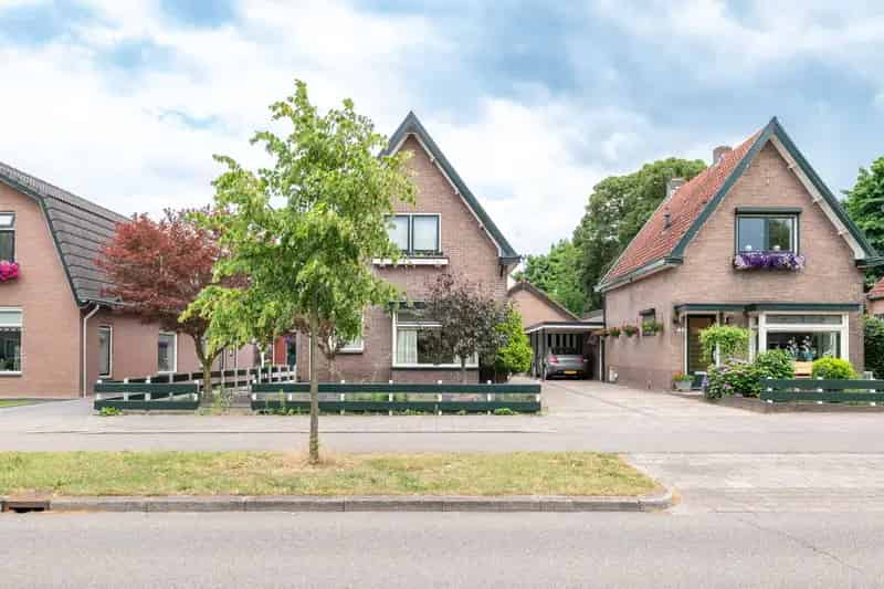 Jaren 30 woning Apeldoorn te koop grote garage diepe tuin