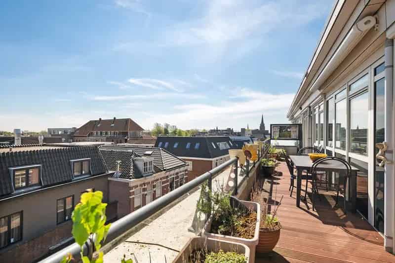 Penthouse Hillegom: Ruim Balkon Uitzicht Parkeerplaats
