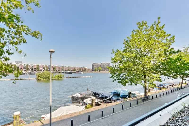 Amsterdam Oost: 3-kamer appartement aan het water met dakterras
