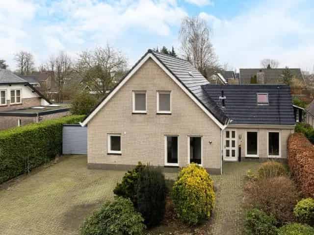 Luxe Villa te koop: 5 slaapkamers, 2 badkamers, 2 keukens