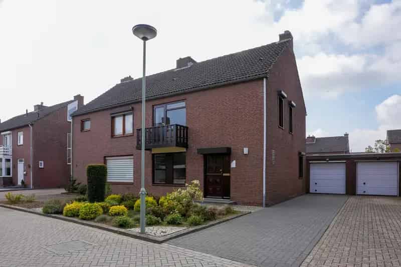 Twee Onder Een Kapwoning Berg en Terblijt Vier Slaapkamers Grote Veranda