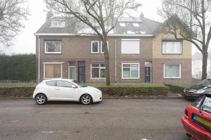 Ruime Tussenwoning Overhoven 4 Slaapkamers 2 Badkamers