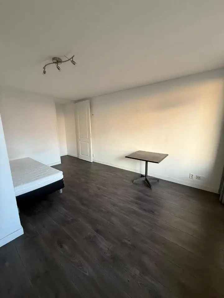 4 Slaapkamer Appartement - 3 Kamers Beschikbaar