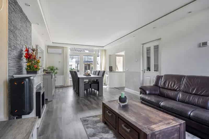 Te Koop: Ruime 4 Slaapkamer Tussenwoning met Zwembad