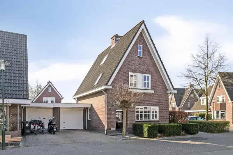 Ruime woning met garage en tuinkamer te koop